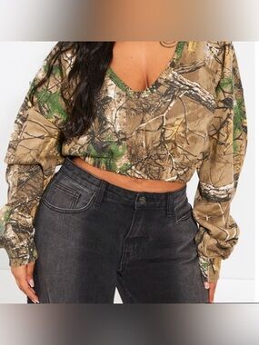 PrettyLittleThing Green and Brown Camo V-Neck Cropped Top